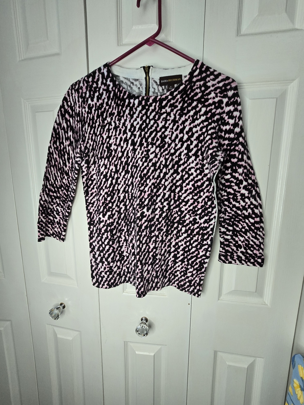 Dana Buchman Pink and Black Abstract Knit Top with Gold Zip Detail